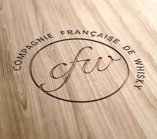 Photo du logo CFW gravé sur du bois